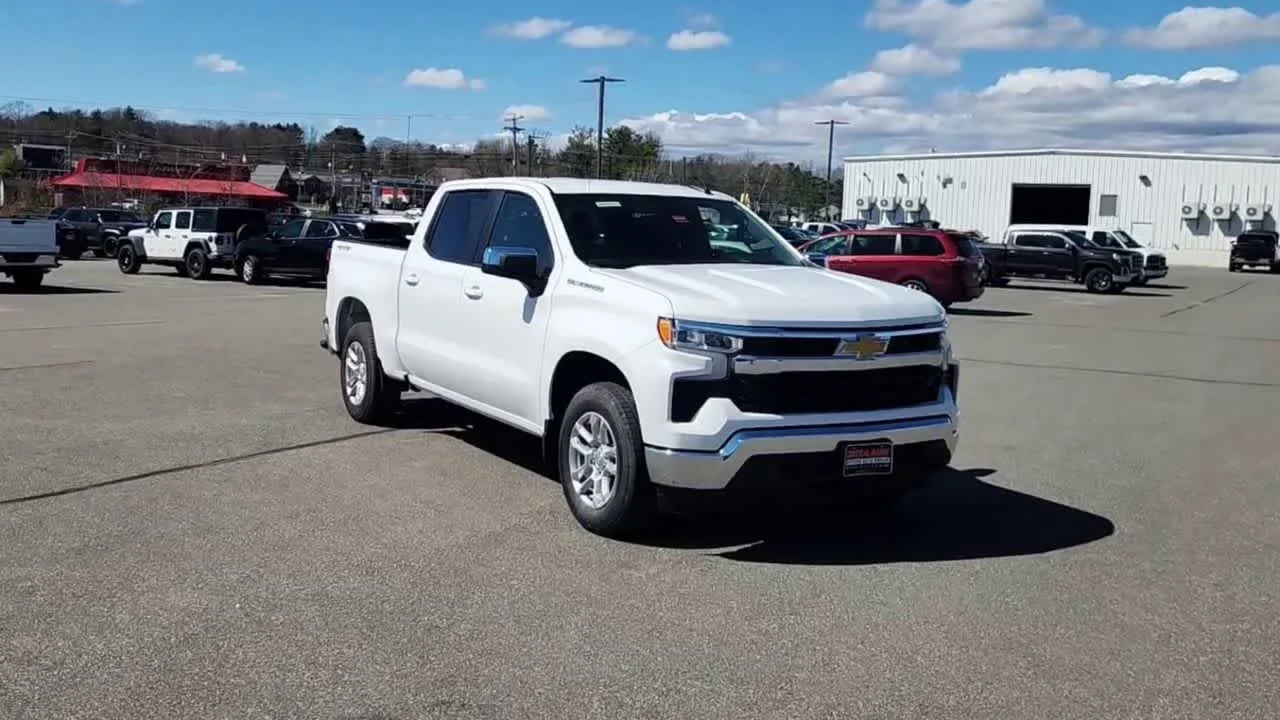 Used 2024 Summit White Chevrolet LT image 3