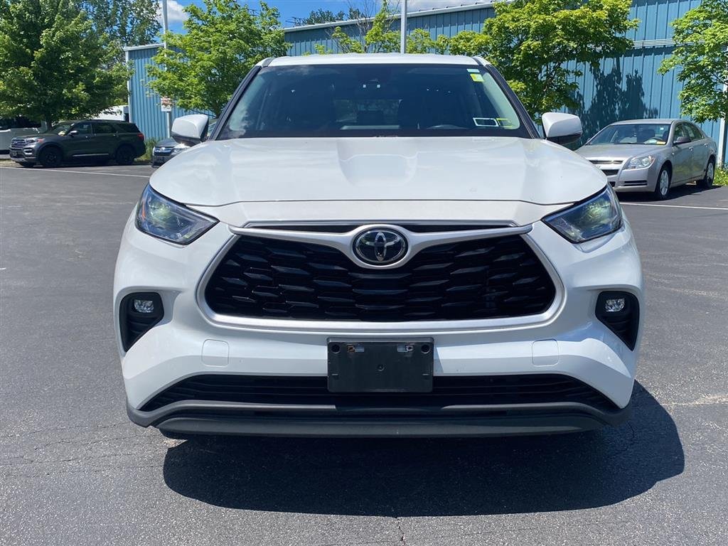 Used 2022 Wind Chill Pearl Toyota LE image 5