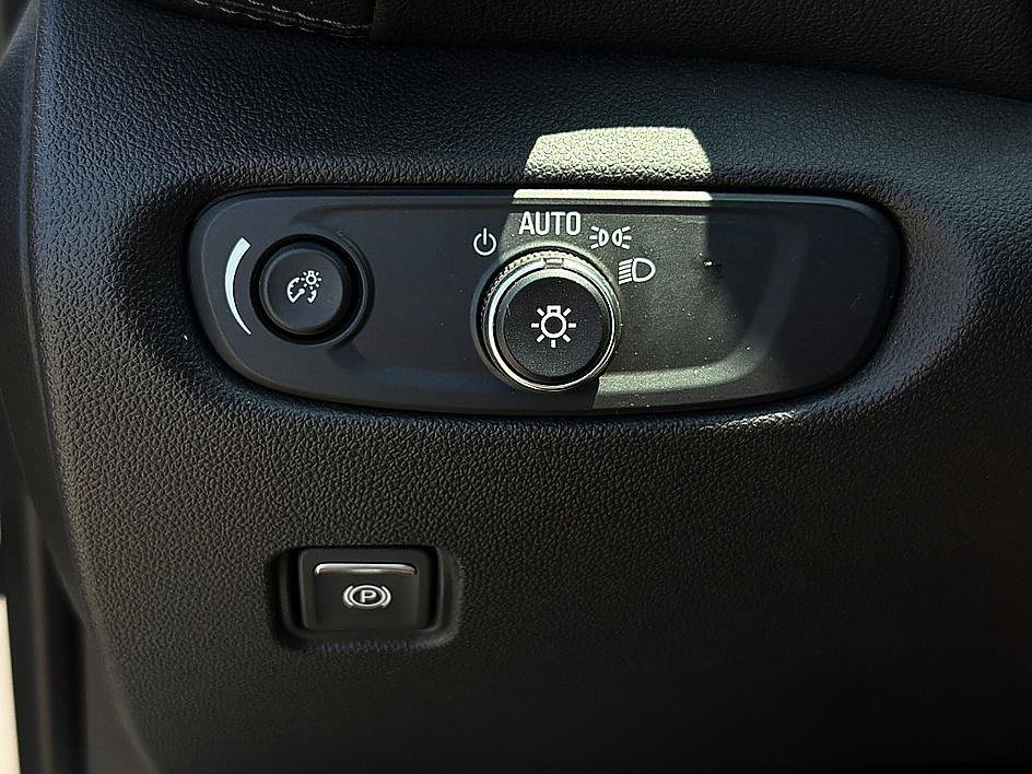 Used 2021 Silver Ice Metallic Chevrolet LT image 20