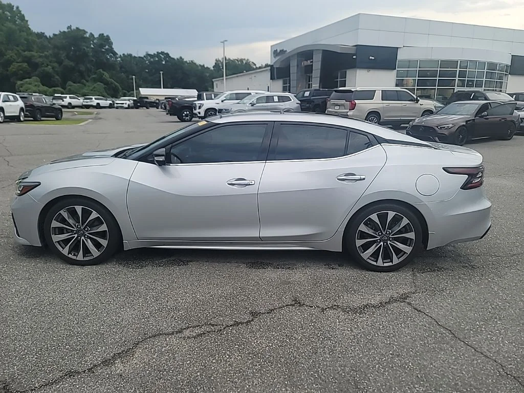 Used 2023 Silver Nissan Platinum image 4