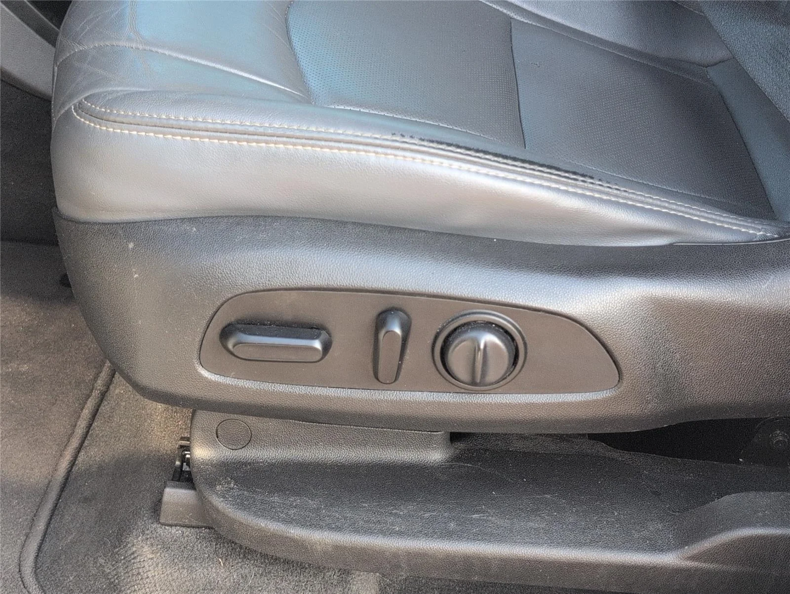 Used 2020 Summit White Buick Essence image 15