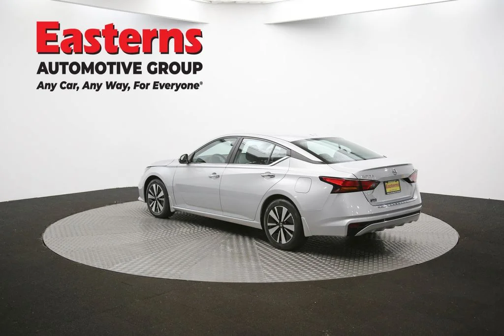 Used 2022 Silver Nissan 2.5 SV image 63