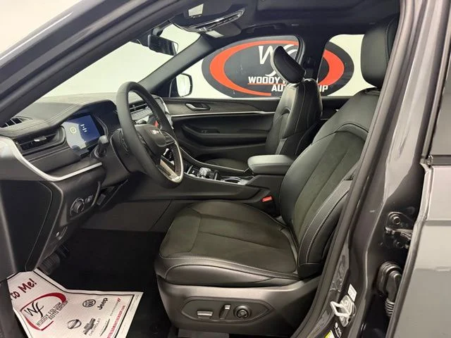 New 2026 Baltic Gray Metallic Clear-Coat Exterior Paint Jeep Altitude image 8