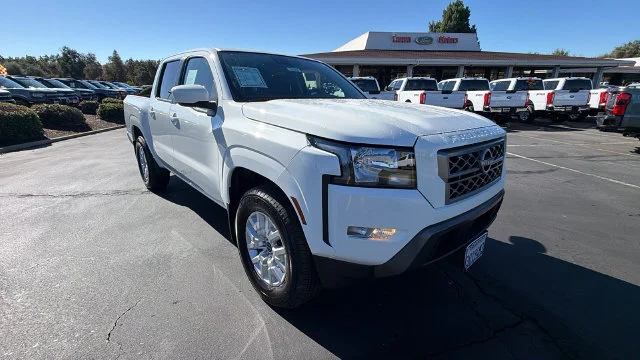 Used 2022 Glacier White Nissan SV image 2