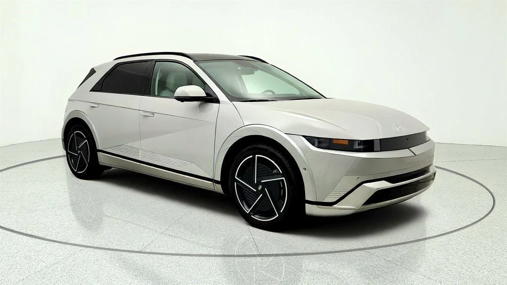 Used 2025 Cyber Gray Hyundai Limited AWD image 3
