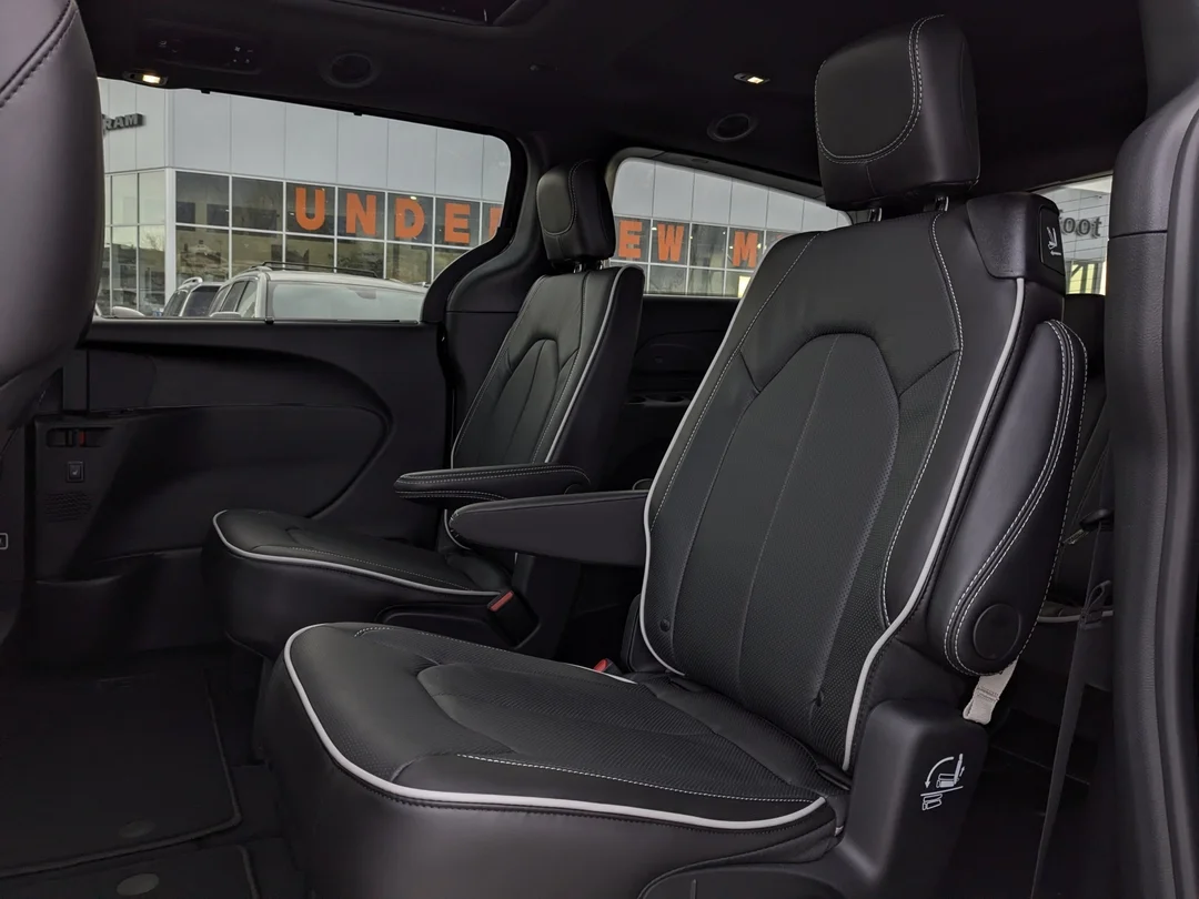 New 2026 Black Chrysler Limited - - AWD - 360 Camera - Vented Seats - AWD System - Remote Start & More! image 32