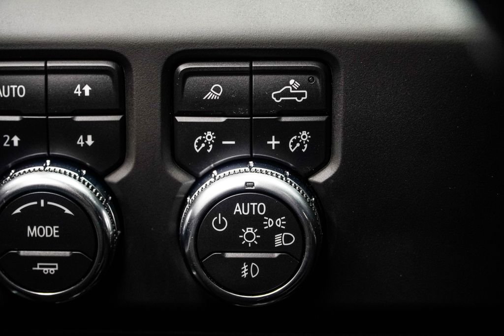 Used 2025 White GMC Denali image 33