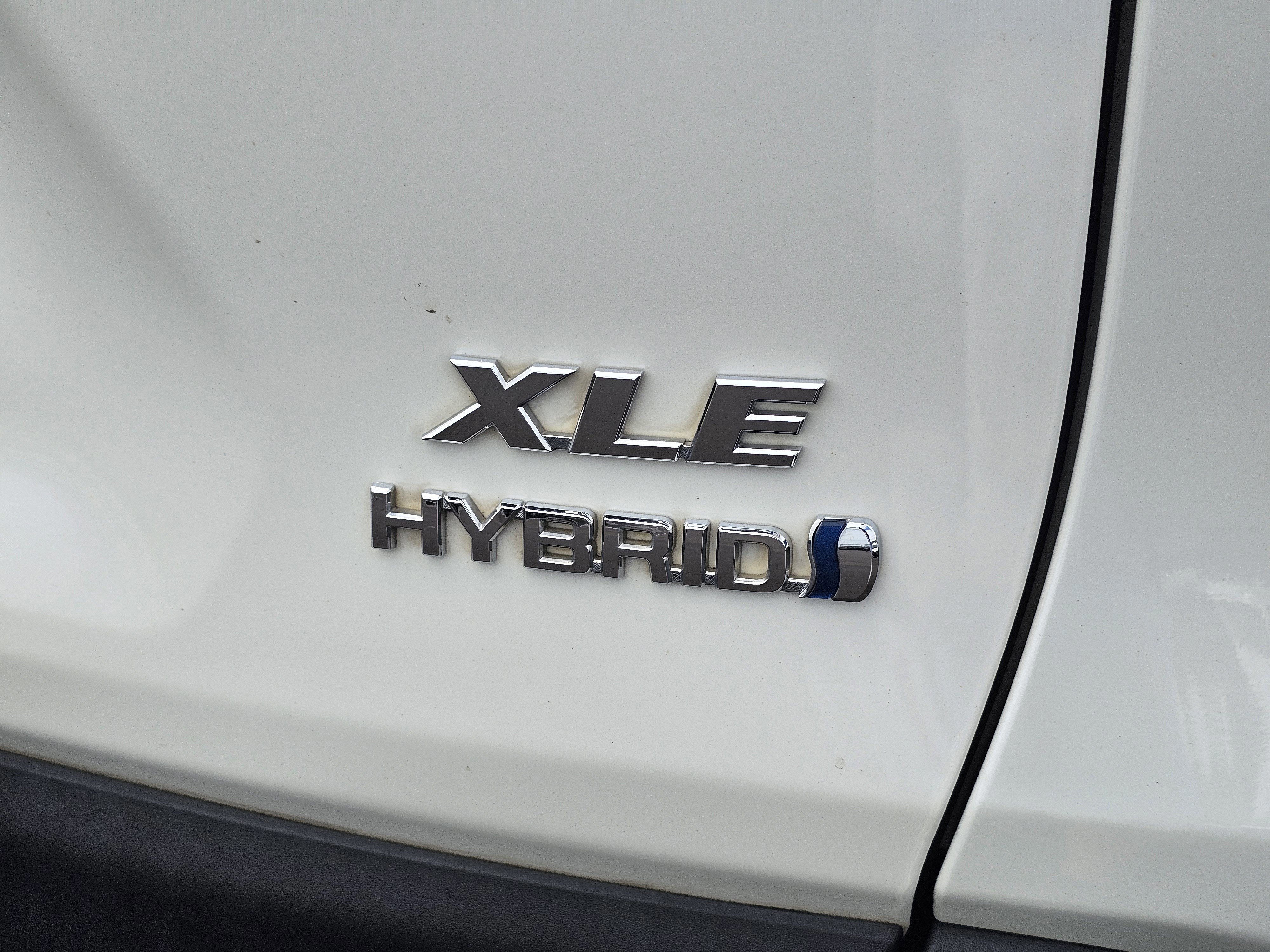 Used 2021 Blizzard Pearl Toyota Hybrid XLE Premium image 10