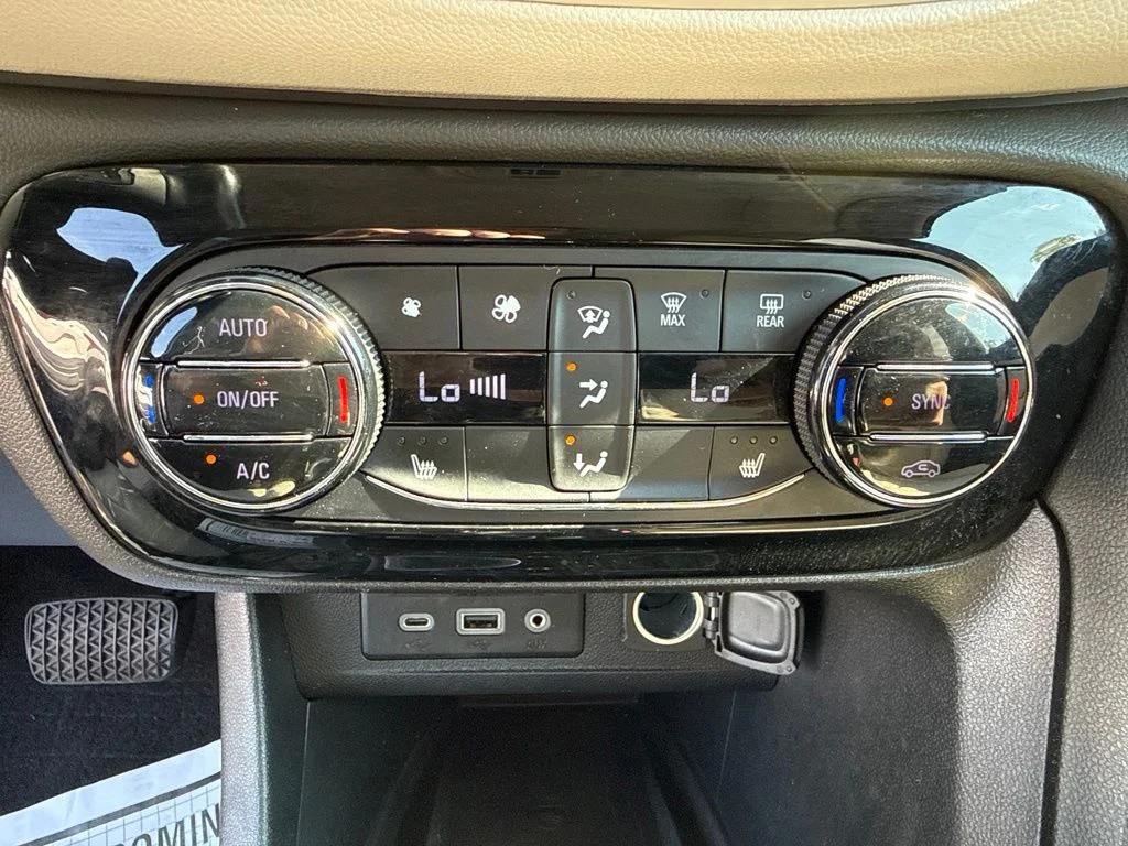 Used 2020 Red Buick Essence image 31