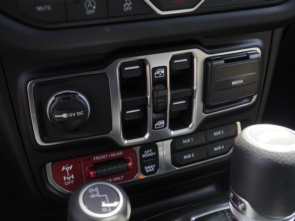 New 2026 Granite Crystal Metallic Clear-Coat Exterior Paint Jeep Rubicon image 15