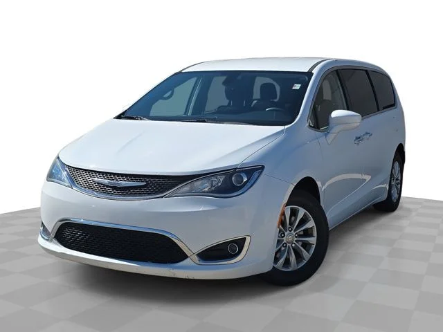 2018 Chrysler Pacifica Touring Plus's photo