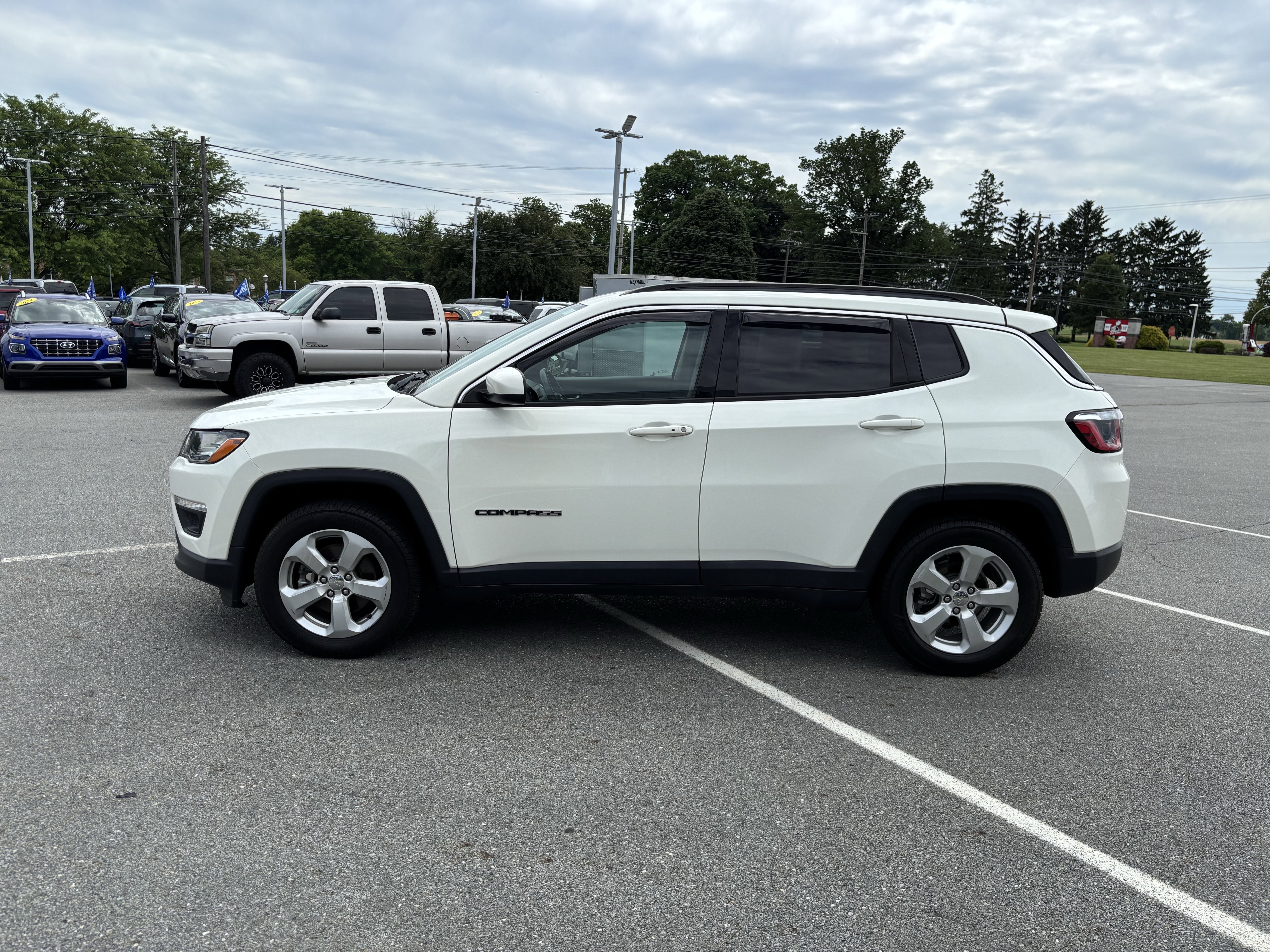 Used 2018 White Jeep Latitude image 4