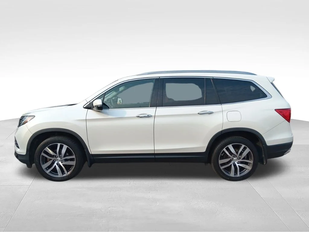 Used 2017 White Diamond Pearl Honda Touring image 4