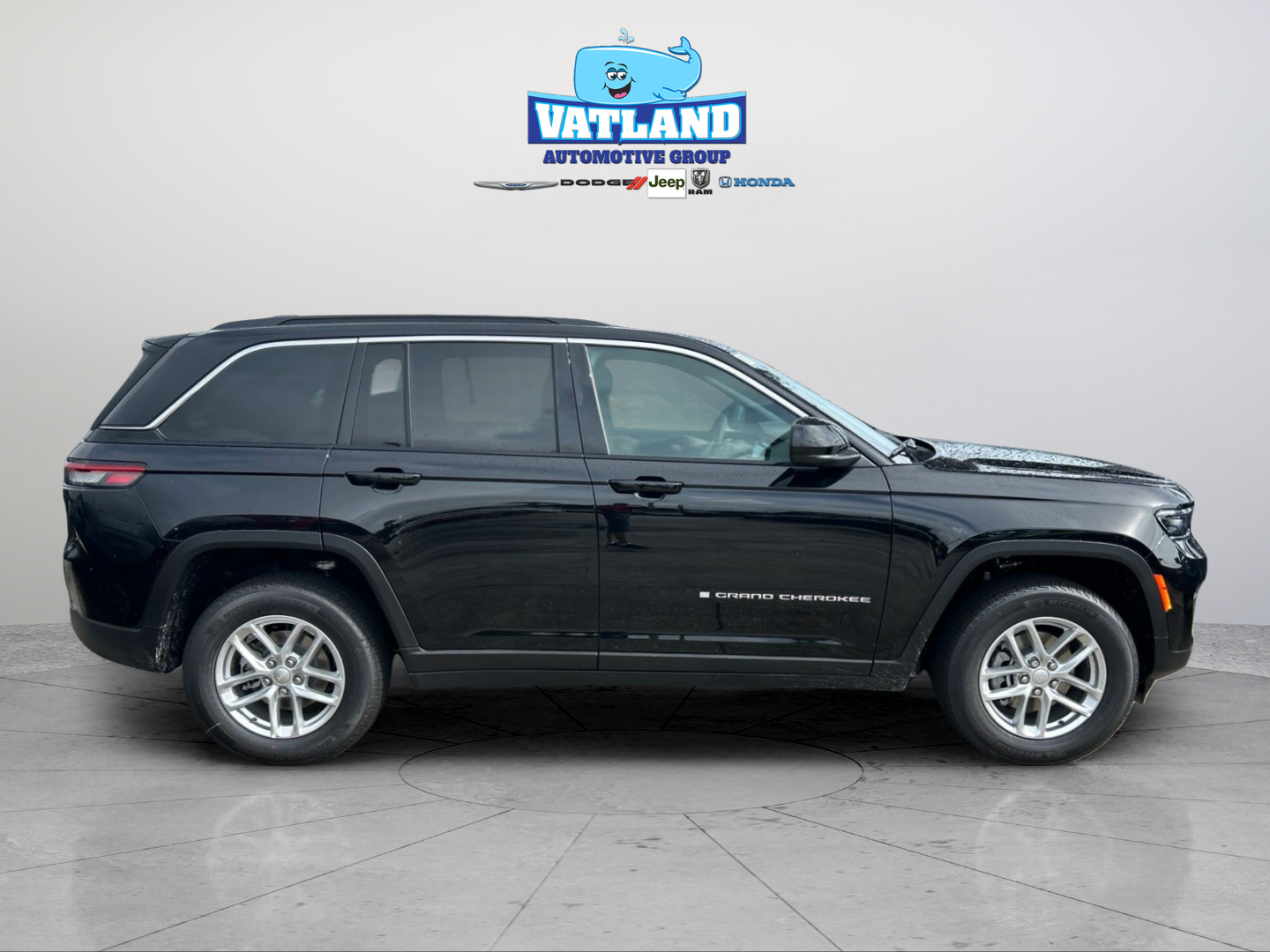 New 2026 Diamond Black Crystal Pearl-Coat Exterior Paint Jeep Laredo X image 6