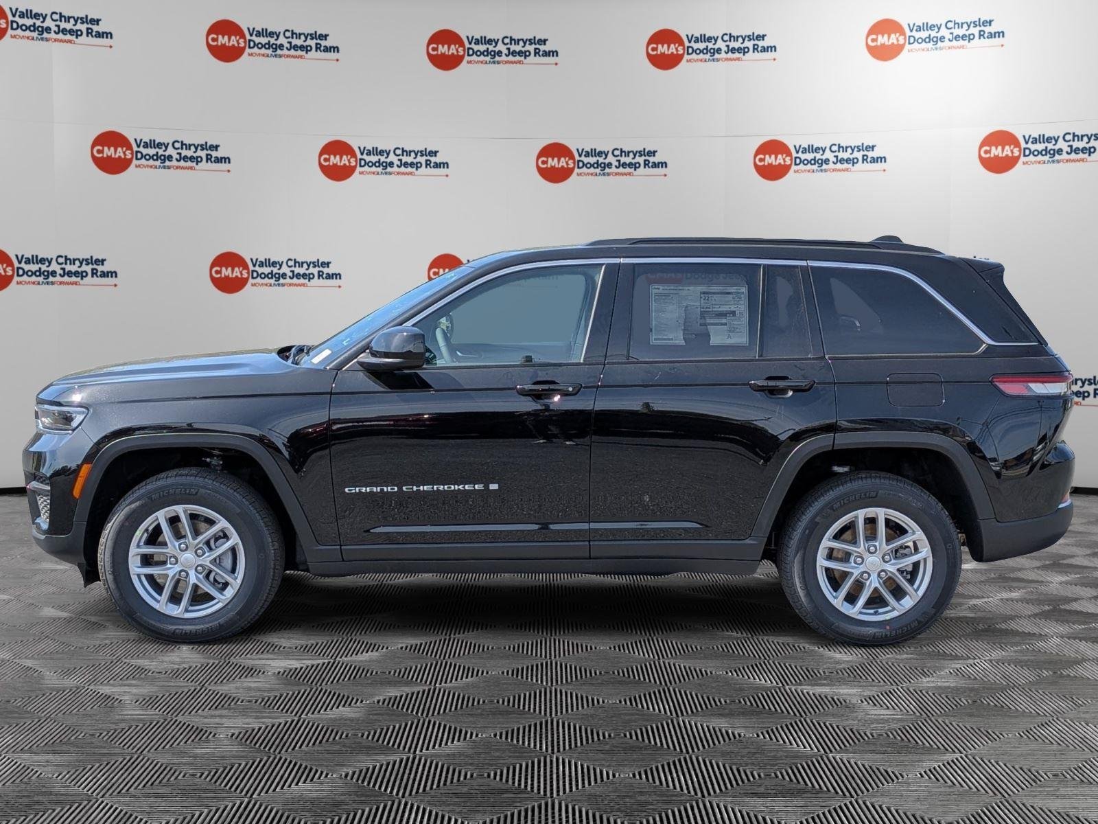 New 2026 Diamond Black Crystal Pearl-Coat Exterior Paint Jeep Laredo X image 8