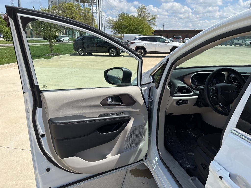 2024 Chrysler Voyager LX - Photo 14