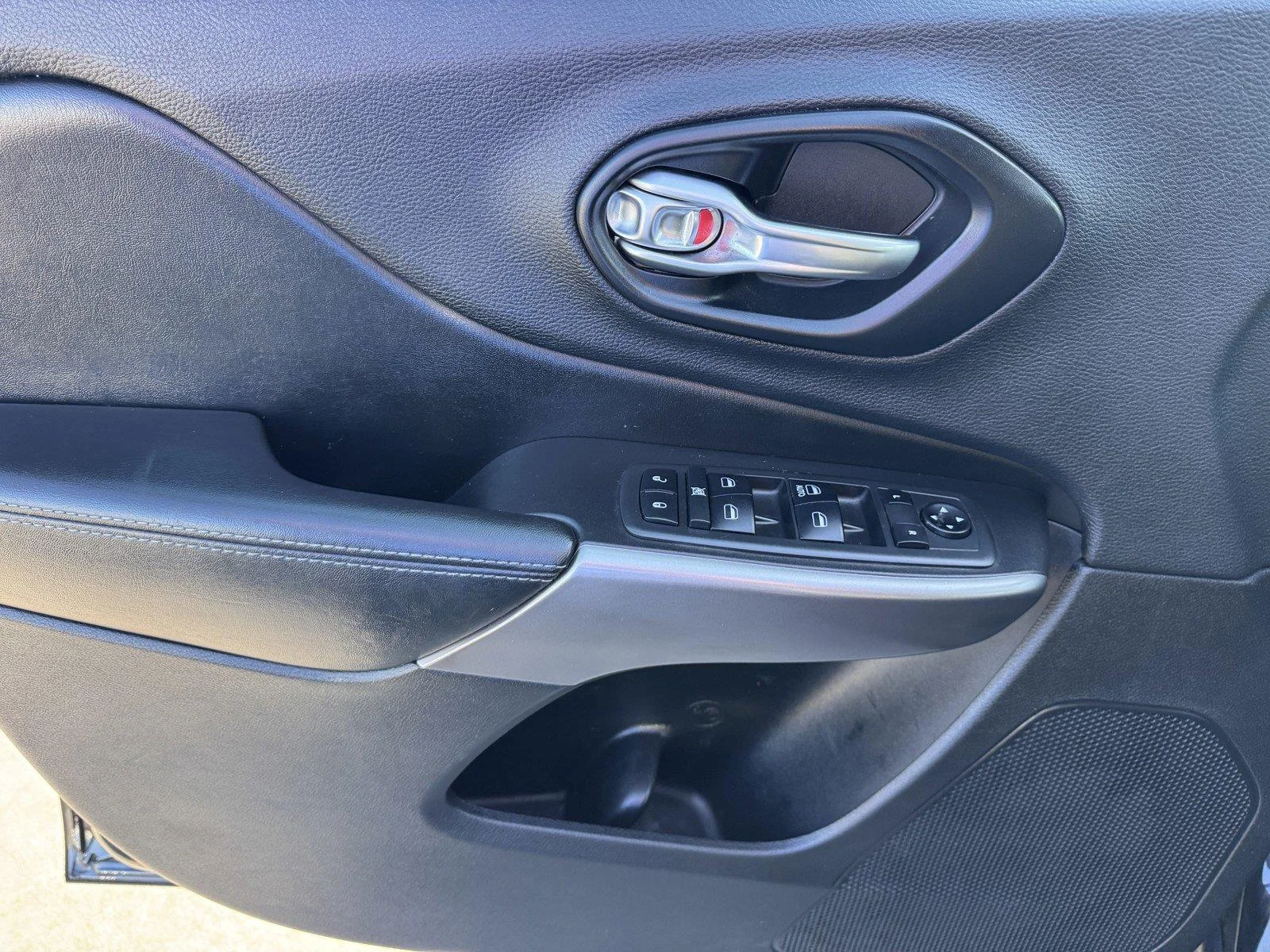 Used 2019 Diamond Black Crystal Pearlcoat Jeep Latitude image 15