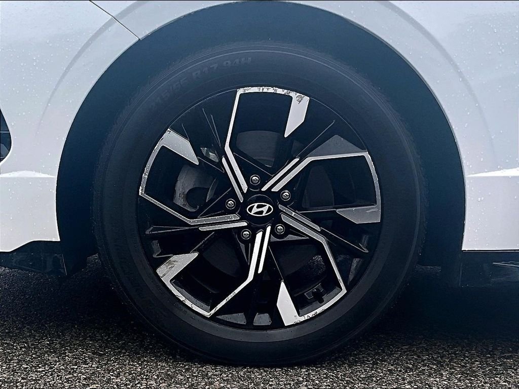 Used 2025 White Hyundai SEL image 6