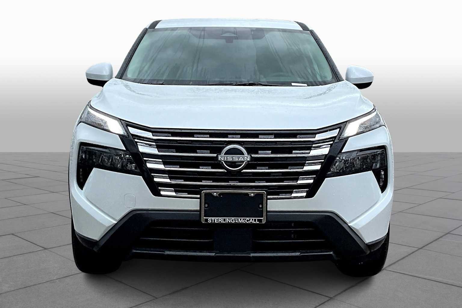 Used 2025 Everest White Pearl Nissan SV image 3