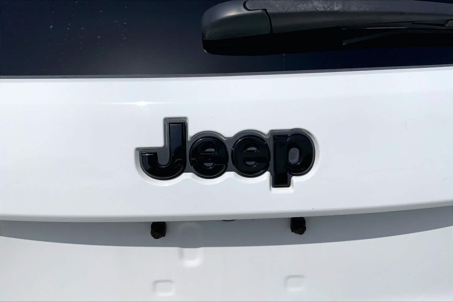 Certified Used 2022 Bright White Clearcoat Jeep Laredo X image 27
