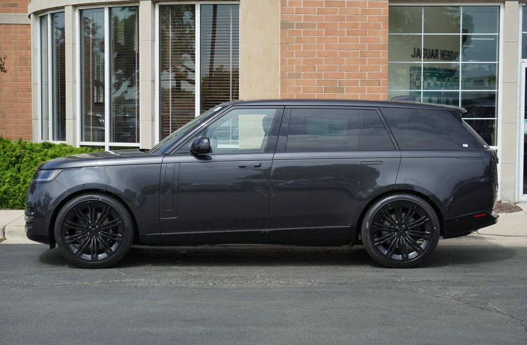 New 2026 Carpathian Grey Land Rover SE image 2