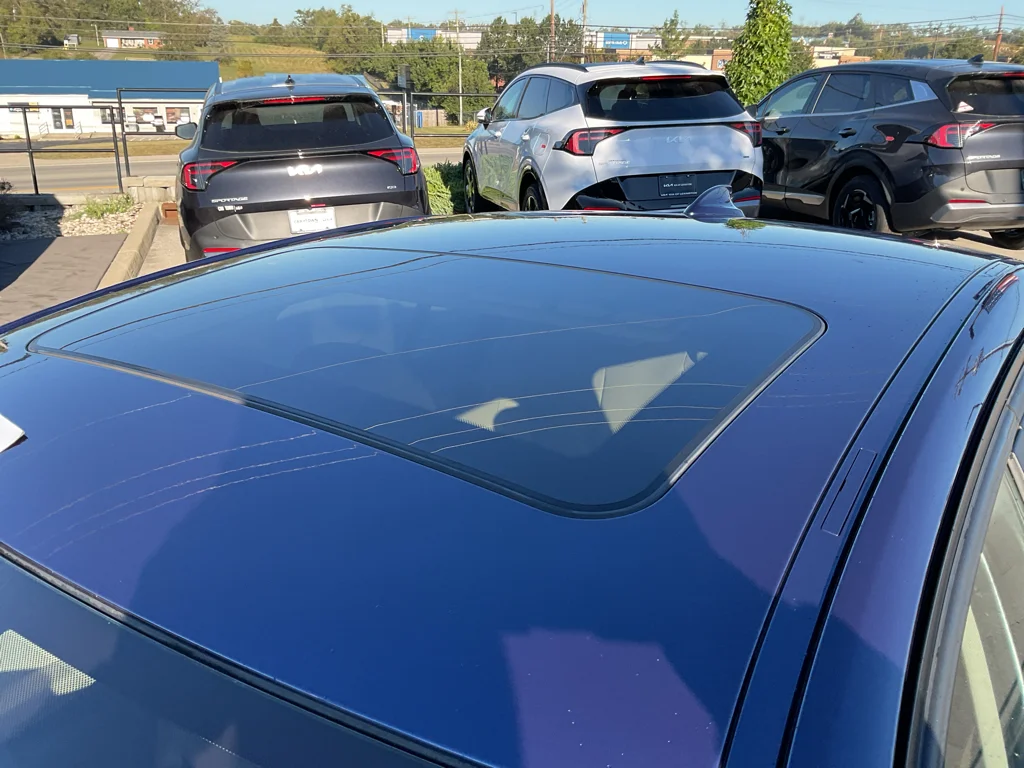 Used 2018 Mediterranean Blue Metallic BMW 320i xDrive image 5