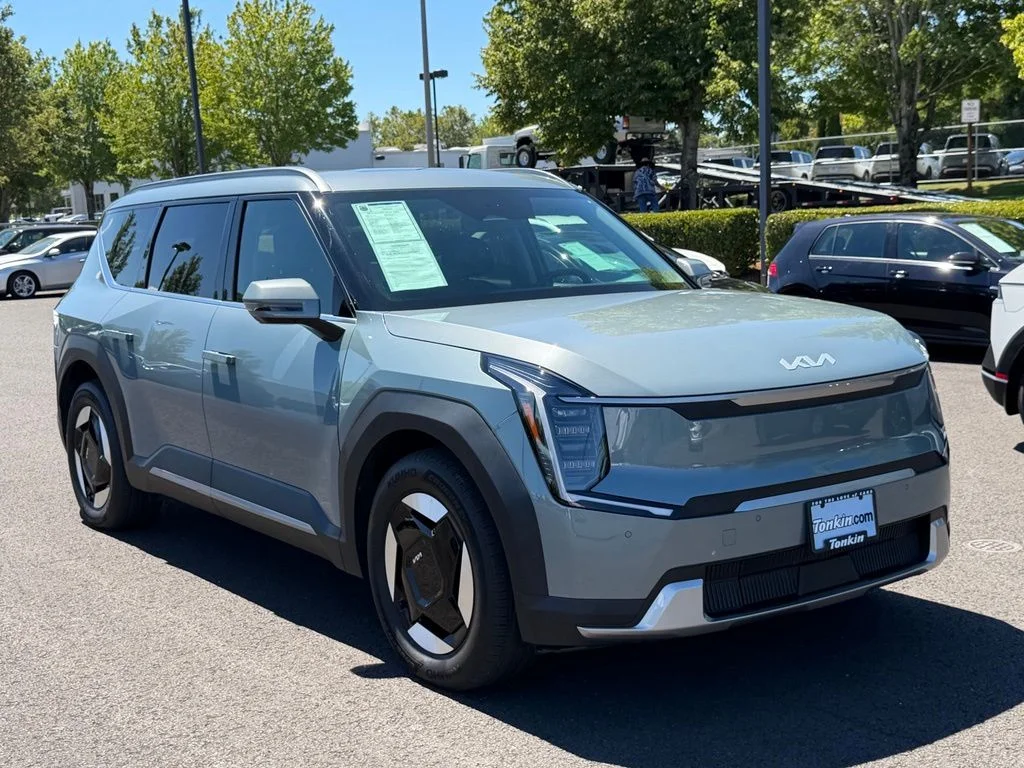 Used 2024 Kia EV9 Wind with VIN KNDAFFS52R6030285 for sale in Gresham, OR