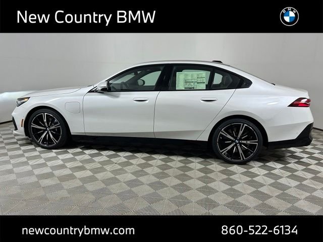 New 2026 Mineral White Metallic BMW 550e xDrive image 4