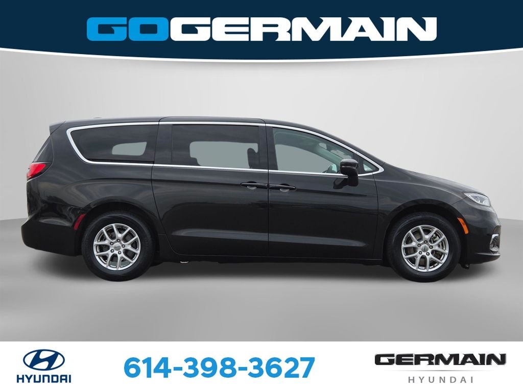 Used 2023 Black Chrysler Touring L image 7