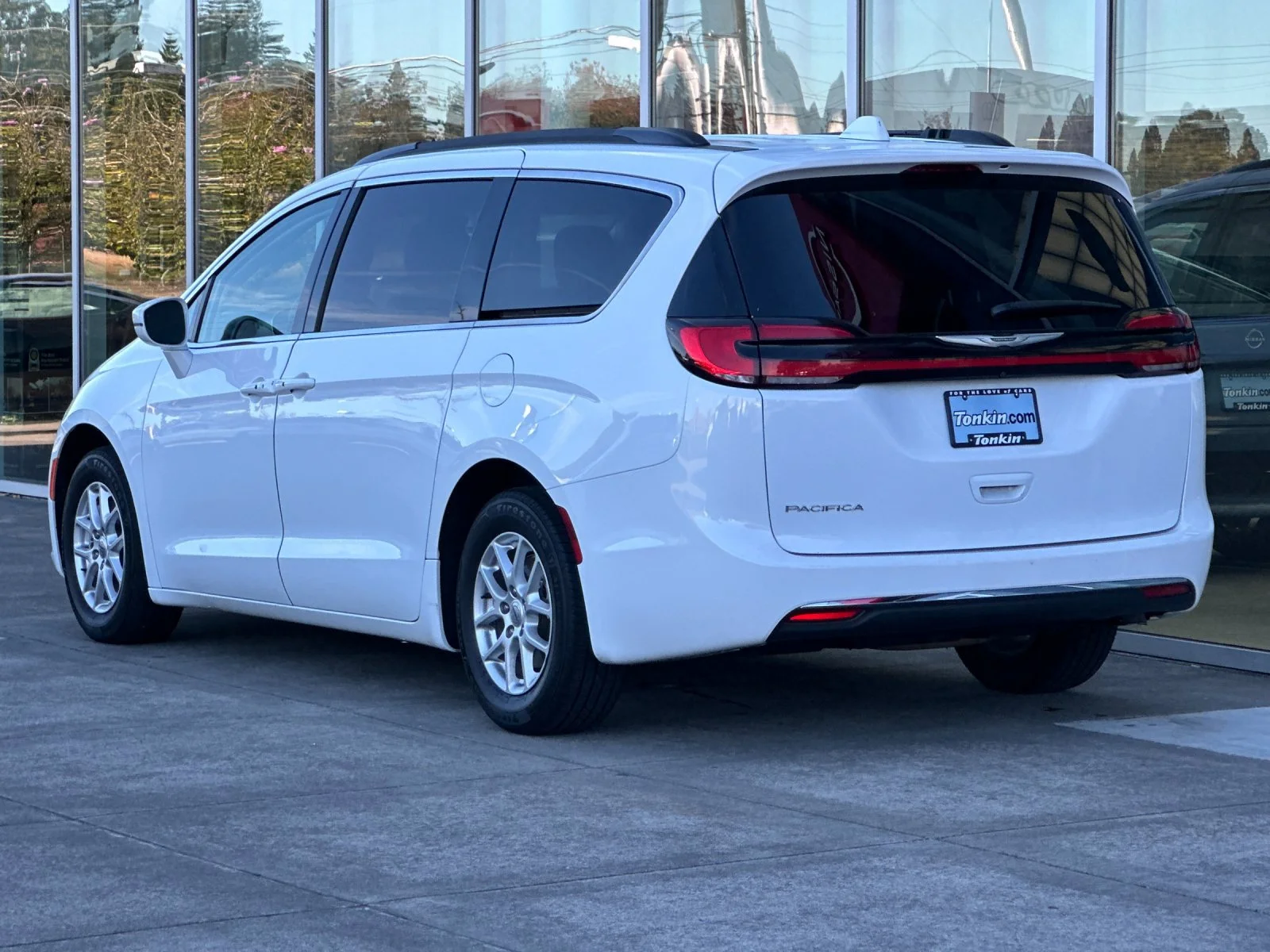 Used 2022 Bright White Clearcoat Chrysler Touring L image 6