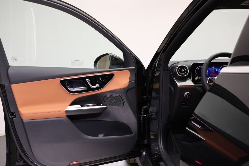 Used 2026 Obsidian Black Metallic Mercedes-Benz GLC 300 image 31