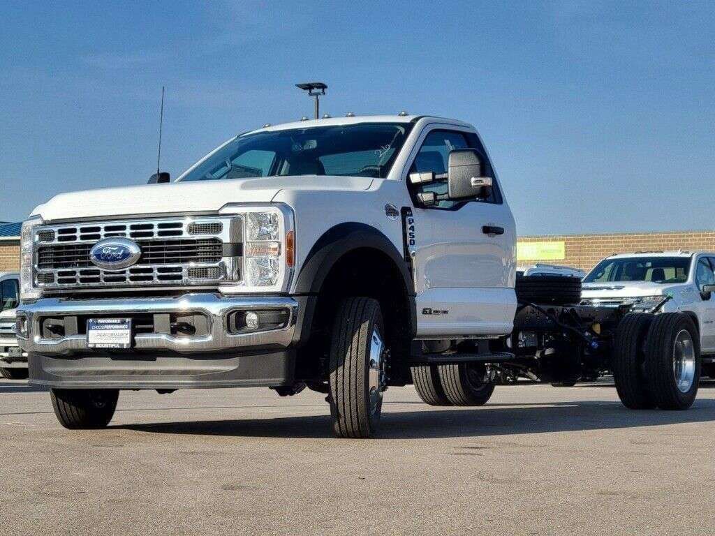 2023 Ford F-450 Super Duty Chassis Cab XLT - Photo 17