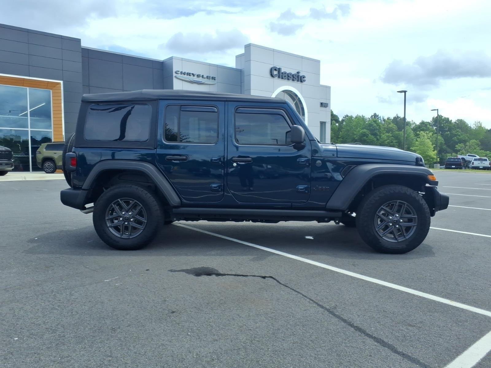 Used 2025 Fathom Blue Pearlcoat Jeep Sport S image 9
