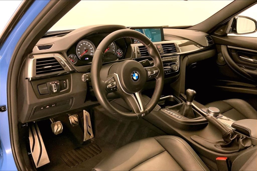 Used 2018 Yas Marina Blue Metallic BMW  image 21