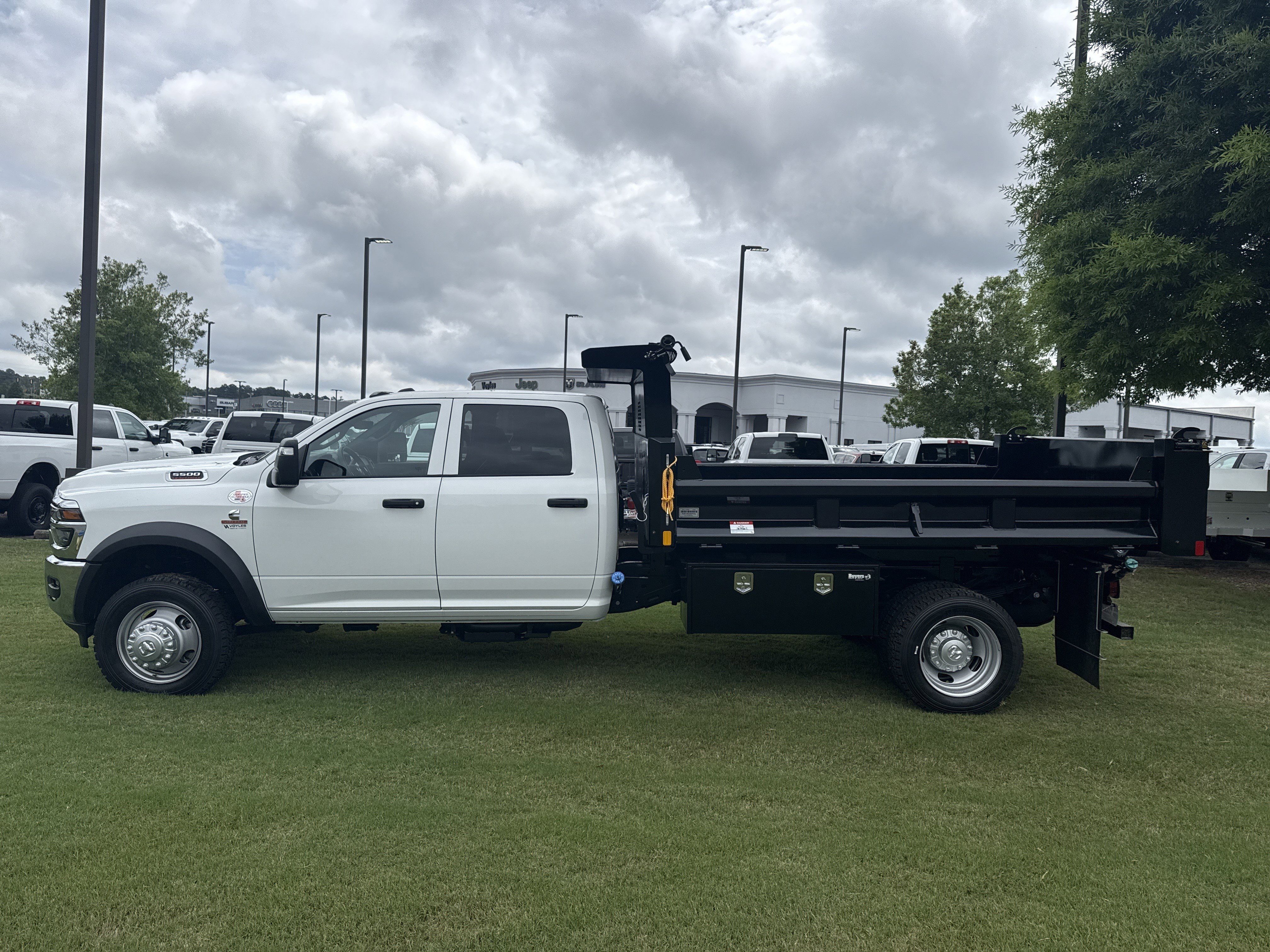 New 2026 Bright White Clear-Coat Exterior Paint RAM Tradesman image 4
