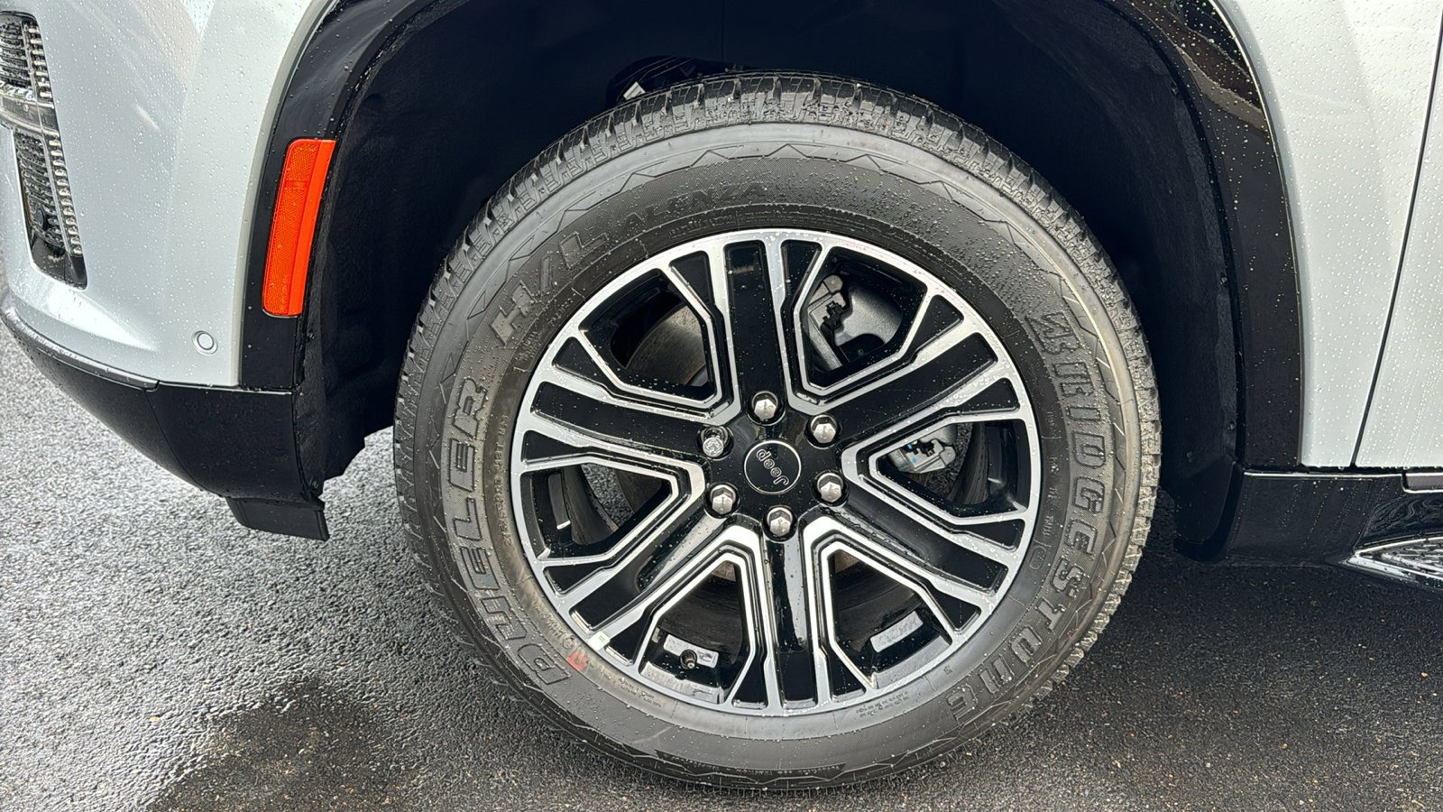 New 2026 Silver-Zynith Exterior Paint Jeep BASE image 9