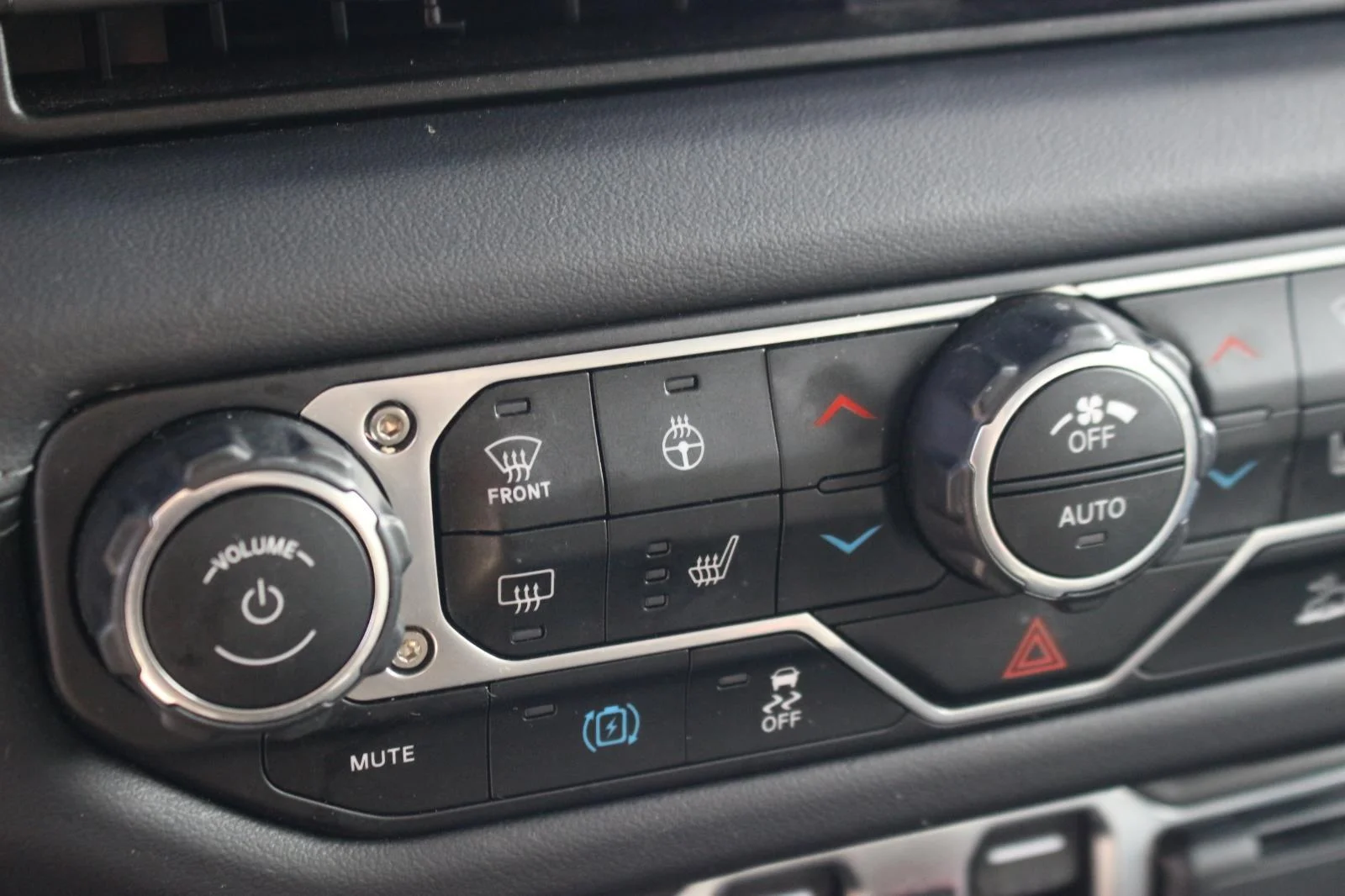 Used 2024 Grey Jeep Sahara image 24