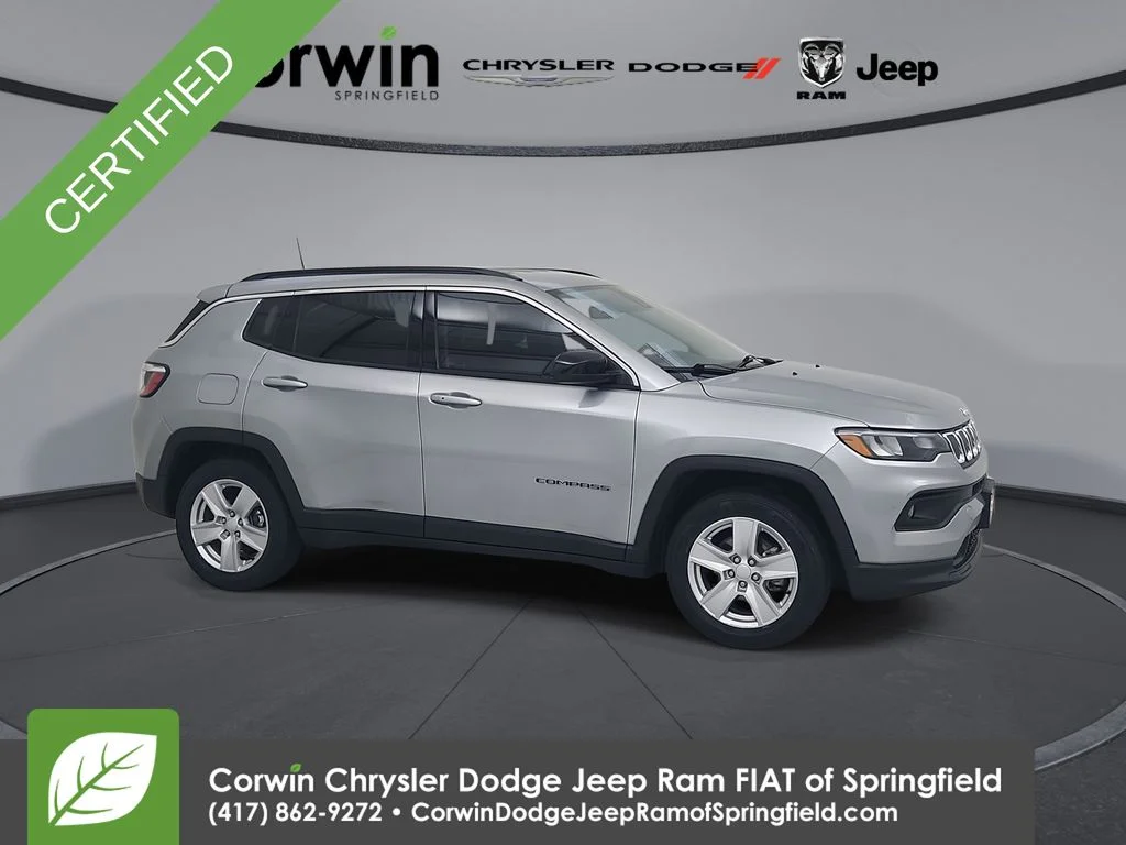 Used 2022 Silver Jeep Latitude image 1