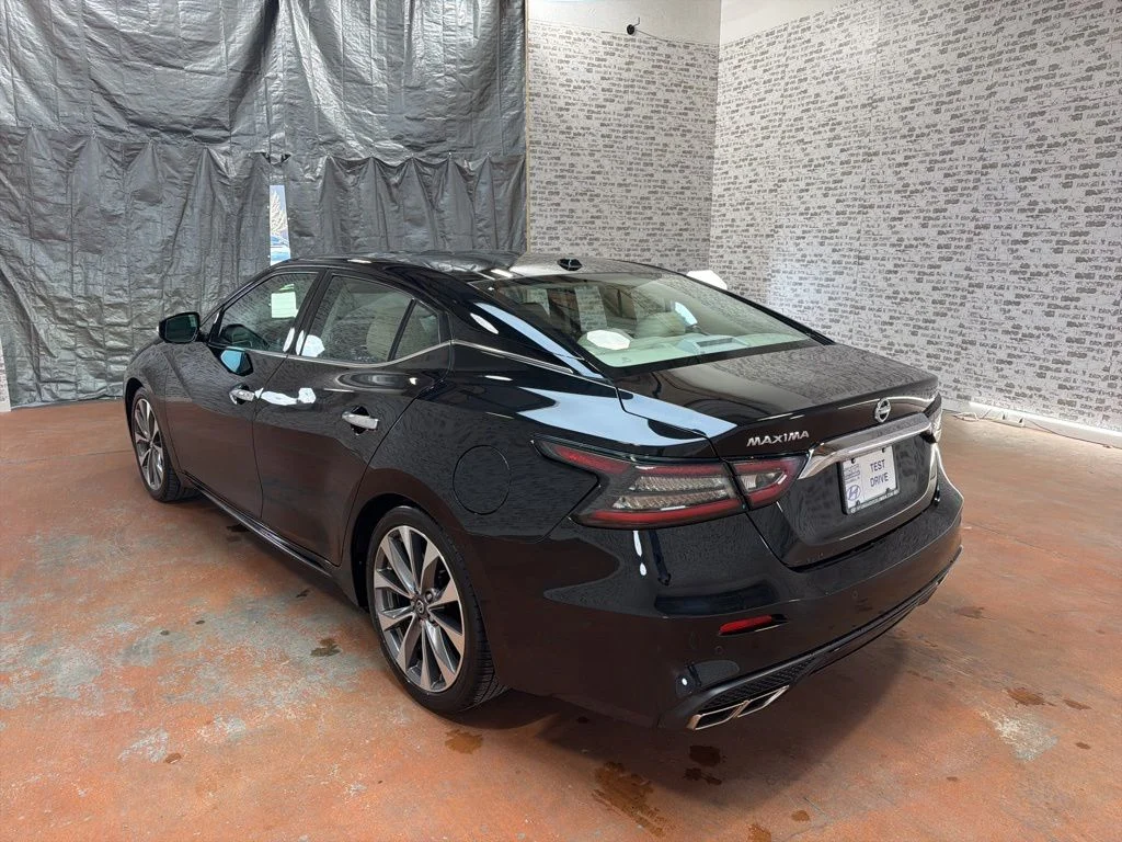 Used 2022 Black Nissan Platinum image 5