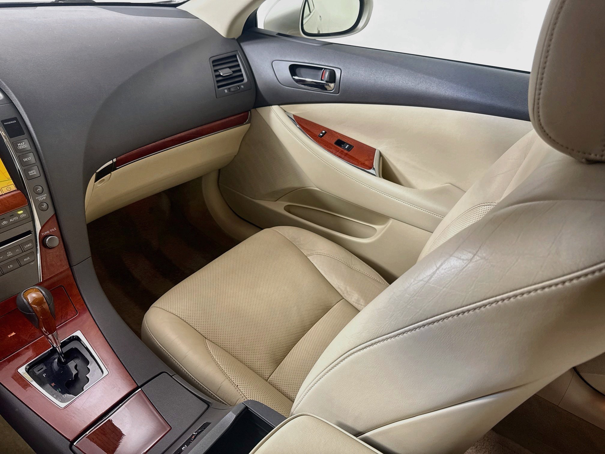 Used 2011 Satin Cashmere Metallic Lexus Base image 22