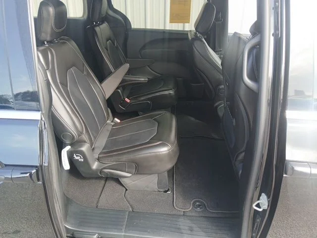 Used 2025 Black Chrysler Select image 23
