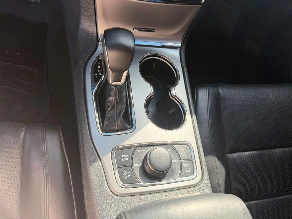 Certified Used 2020 Black Jeep Overland image 32
