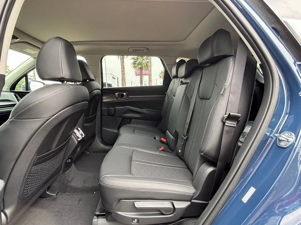 2025 Kia Sorento S - Photo 17