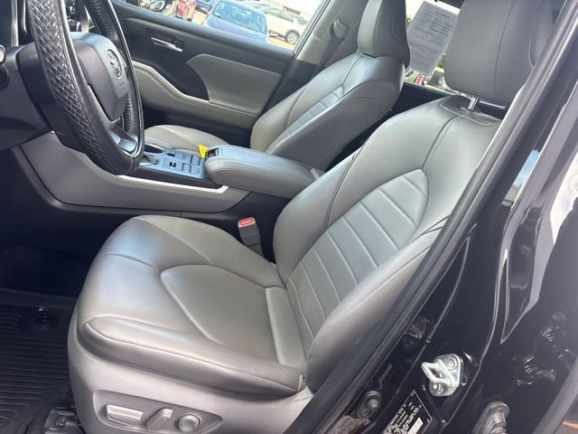 Used 2022 Amber Toyota XLE image 15
