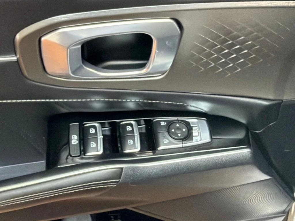 Used 2022 Sparkling Silver Kia SX image 22