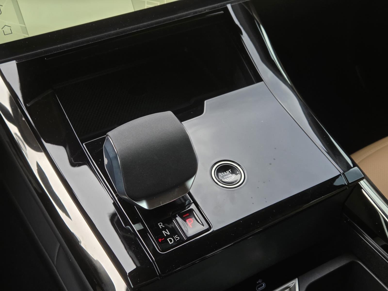 New 2026 Santorini Black Land Rover Dynamic SE image 27