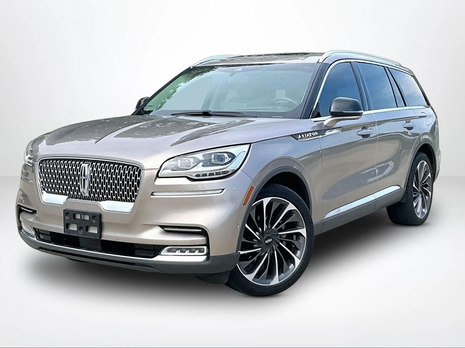 Used 2020 Beige Lincoln Reserve image 2