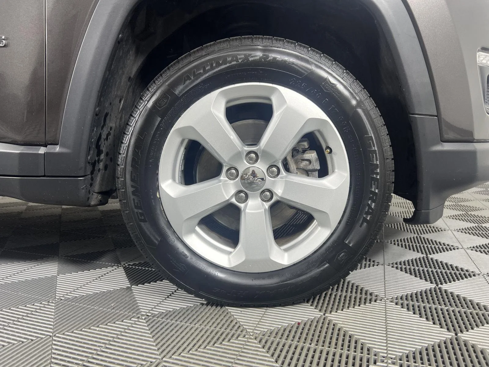 Used 2018 Granite Crystal Metallic Clearcoat Jeep Latitude image 12