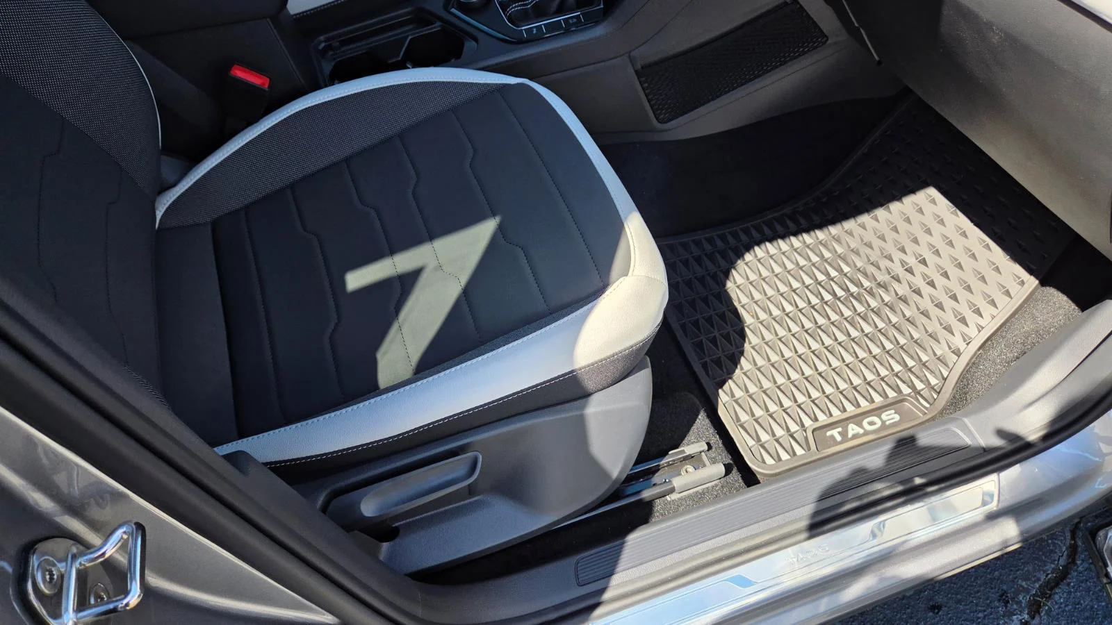 2025 Volkswagen Taos SE - Photo 50