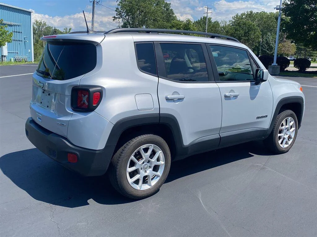 Used 2021 Glacier Metallic Jeep Latitude image 10